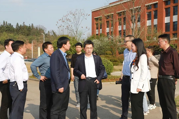 銅仁市委副書記、市長皮貴懷調(diào)研西部產(chǎn)業(yè)基地